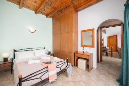 Кровать или кровати в номере Villa Yeraki