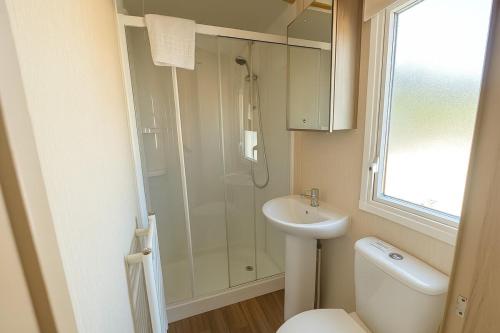 a bathroom with a shower and a toilet and a sink at Lower Cliff 10 in Portland