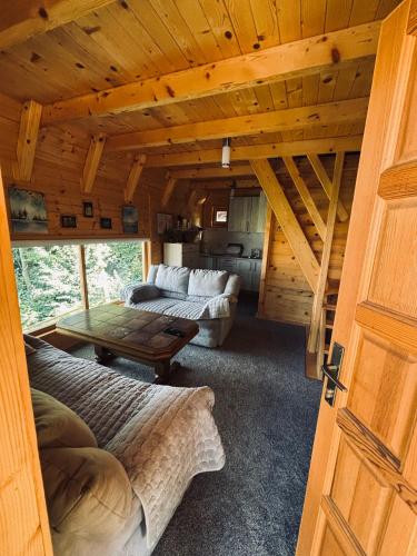 a room with two beds and a table in a cabin at Vikendica VIDIKOVAC na Piramidi Sunca in Visoko