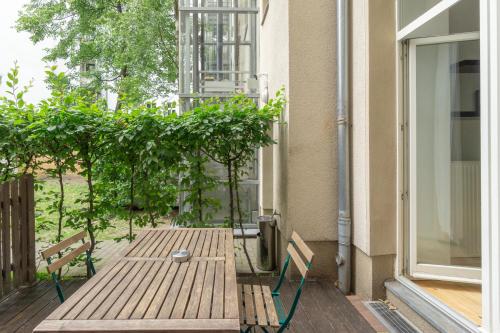 un portico con due panche e una finestra di Mooeve Boxi Studios a Berlino