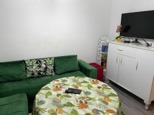 Una sala de estar con un sofá verde y una mesa. en Dar Tranquila, en Fez