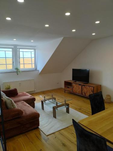 TV a/nebo společenská místnost v ubytování Country charm meets city convenience