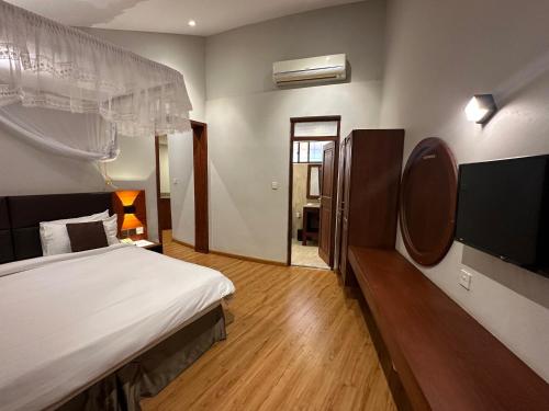 Katil atau katil-katil dalam bilik di Morogoro Hotel