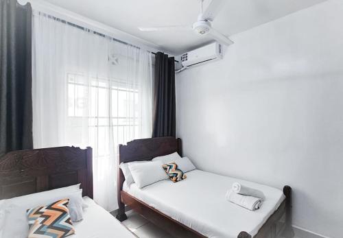 Postel nebo postele na pokoji v ubytování 3bdrm mombasa CBD pool, gym, washer