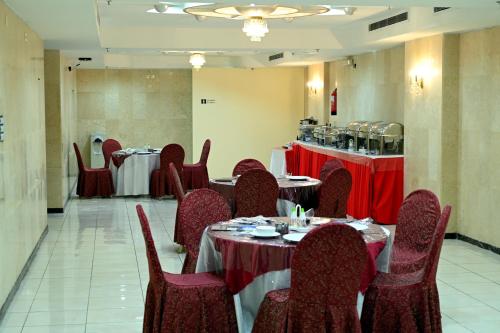 a dining room with tables and chairs with red table cloth at فندق هيلا آن للايواء السياحي Hailaann Hotel in Quai
