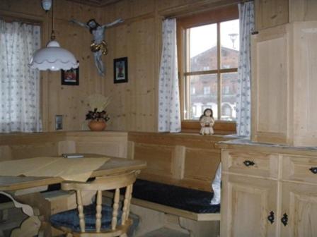 eine Küche mit einem Tisch und einem Fenster in der Unterkunft Aussermooserhof in Alpbach