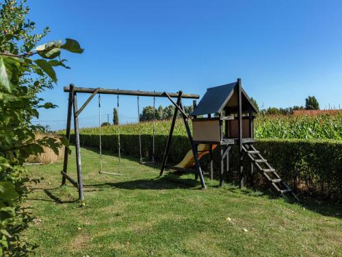 Kawasan permainan kanak-kanak di Farmhouse with Fenced Garden