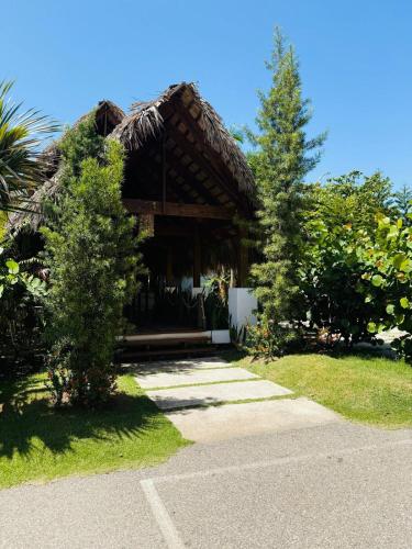 ein Haus mit einem Baum davor in der Unterkunft Experience Coconut Paradise Apart O2 in San Cristóbal