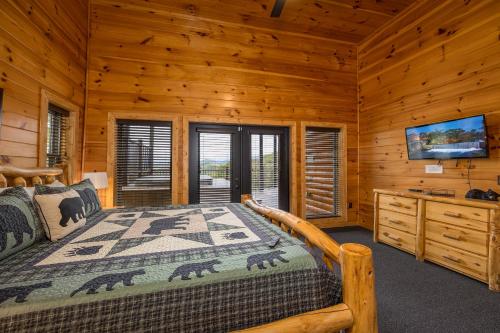 Ένα ή περισσότερα κρεβάτια σε δωμάτιο στο Do Not Blink by American Patriot Getaways