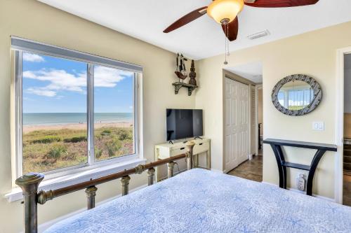 TV a/nebo společenská místnost v ubytování Beachfront Penthouse Getaway