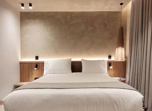 a bedroom with a large bed with white pillows at Kuuna Luxury Stays by Wynwood House in Medellín