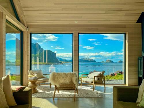 sala de estar con ventanas grandes con vistas al agua en New Cabin With Ocean Views In Vesterålen, en Straumsjøen