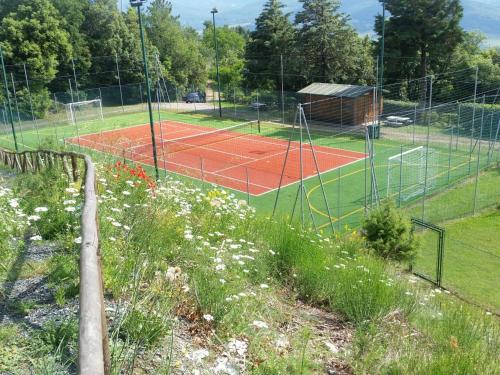 Instalaciones para jugar a tenis o squash en Cozy 2-Bedroom Apartment o alrededores
