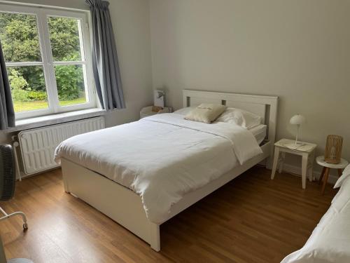 Una cama o camas en una habitación de Parelintgroen