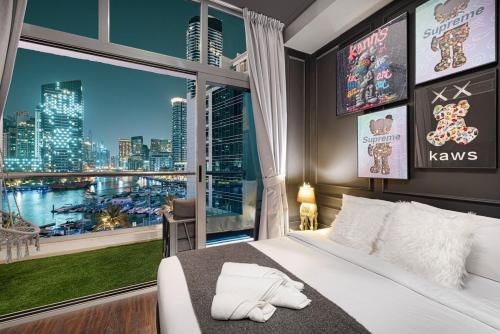 Chic Marina View - Timeless Studio Escape