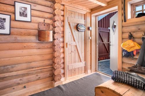 レーヌにあるCasp-Ara Rorbu in Reine, Lofoten - amazing view- Sauna includedの木の壁の小屋へのドア