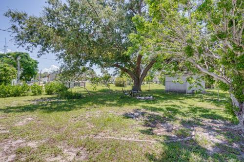 Zahrada ubytování Tee Off and Soak Up Sun! Airy Englewood Gem with Yard