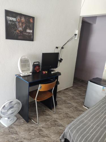 - un bureau avec un ordinateur dans la chambre dans l'établissement Kitnet campos de são José, à São José dos Campos