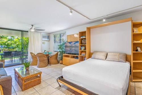 Postel nebo postele na pokoji v ubytování 3-Min Walk to Beach! I First Floor I No Resort Fee