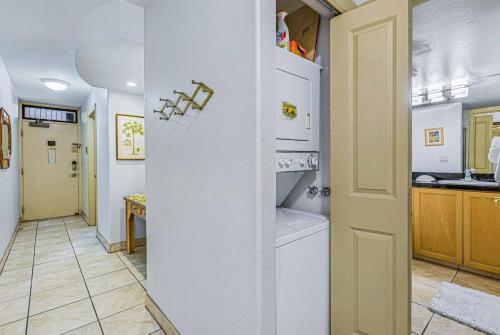 Koupelna v ubytování 3-Min Walk to Beach! I First Floor I No Resort Fee