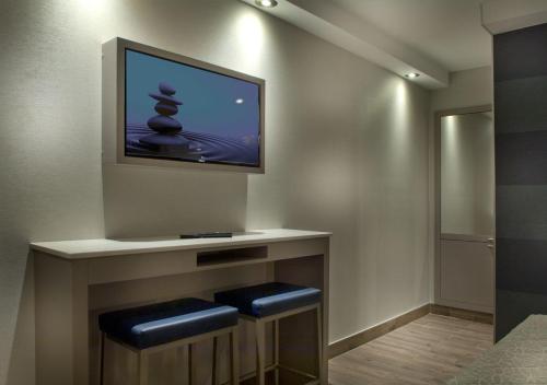 Hôtel-Motel & Suites Idéal Montréalにあるテレビまたはエンターテインメントセンター