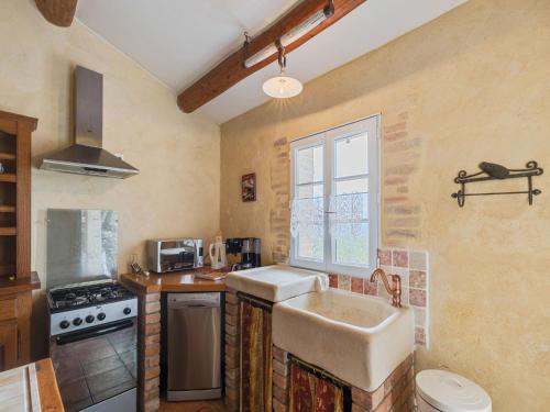 Dapur atau dapur kecil di Villa in Les Mages with swimming pool