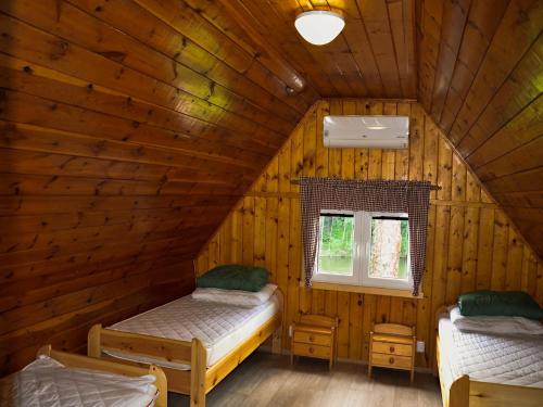 Giường trong phòng chung tại Relaxing Forest Escape with BBQ