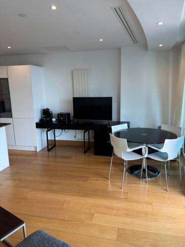 Televisyen dan/atau pusat hiburan di London Canary Wharf Luxury Stay