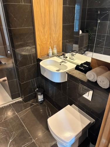 Bilik mandi di London Canary Wharf Luxury Stay