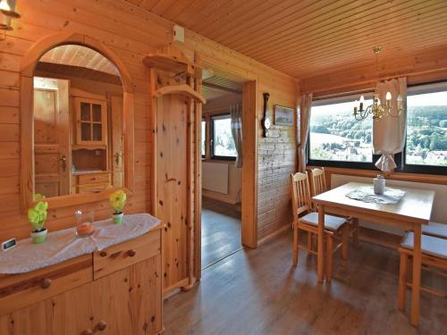 a kitchen and dining room in a log cabin at Ferienhaus Fischbach am Thüringer Wald in Waltershausen