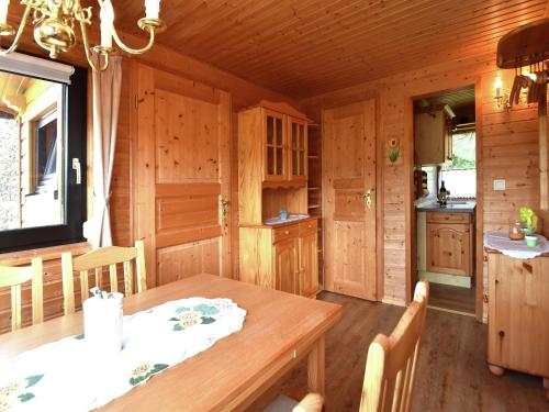 a dining room with a table and a kitchen at Ferienhaus Fischbach am Thüringer Wald in Waltershausen