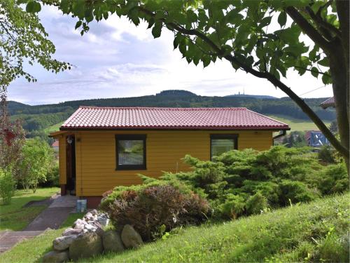 a yellow house with a red roof at Ferienhaus Fischbach am Thüringer Wald in Waltershausen