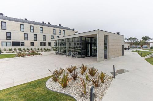 a building with a courtyard with plants in front of it at GuestReady - Elegant beachside stay in Apúlia in Apúlia