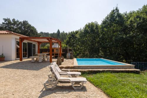 Bazén v ubytování Quinta das ribeiras nebo v jeho okolí