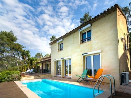 una casa con piscina al lado de una casa en Villa in Hyères near Beach & Pool, en Hyères