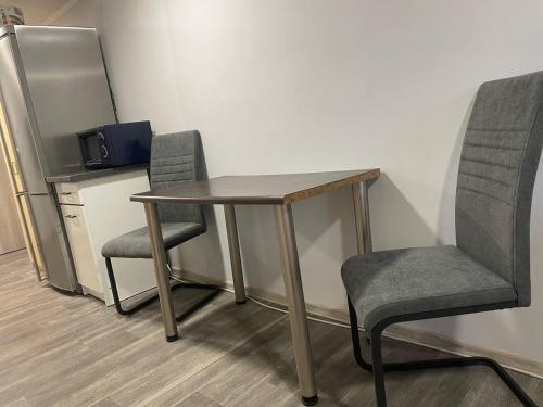 une table et deux chaises dans une pièce dans l'établissement Apartament Norwida przy Parku, à Jelenia Góra