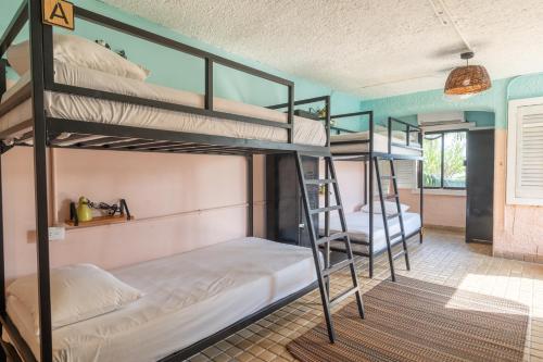 a room with bunk beds in a hostel at Nílu Cancun Zona Hotelera by Selina in Cancún