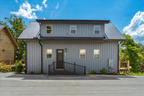 セバービルにあるHeart Lake Cabin - Hot Tub & Game Roomの金属屋根の灰色の家