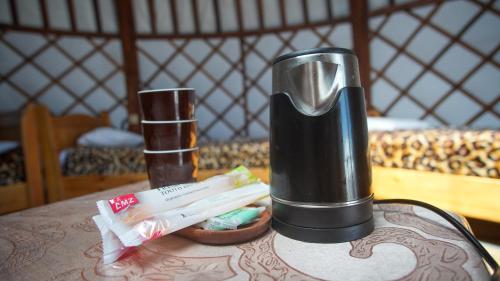 a table with two cups on top of a table at Bayankhad Star Lodge in Dugang Süme