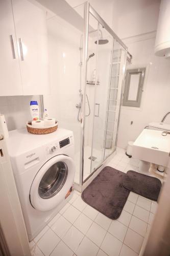Garden-Level Apartment with Private Courtyard - Kolonaki