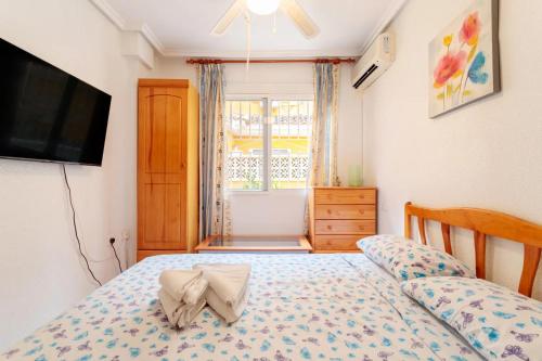 Ένα ή περισσότερα κρεβάτια σε δωμάτιο στο Pretty Bungalow With Private Garden