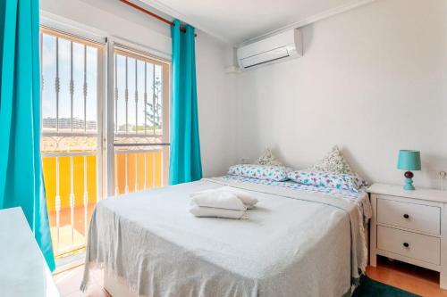 Ένα ή περισσότερα κρεβάτια σε δωμάτιο στο Pretty Bungalow With Private Garden