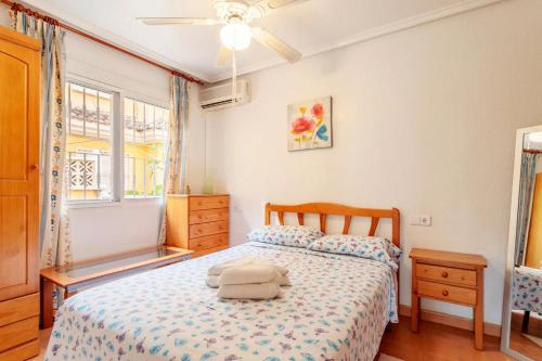 Ένα ή περισσότερα κρεβάτια σε δωμάτιο στο Pretty Bungalow With Private Garden