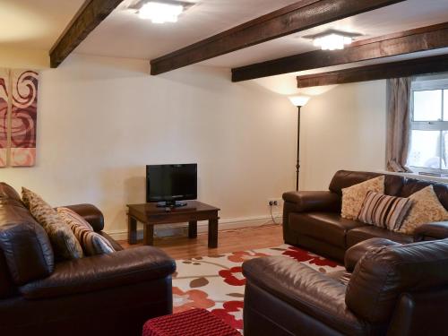 ein Wohnzimmer mit zwei Sofas und einem Flachbildfernseher in der Unterkunft Granary Cottage - Uk10994 in Eshott