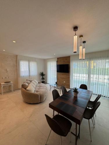 a living room with a table and a couch at Villa Luxury Jevarò - Peschiera del Garda in Peschiera del Garda