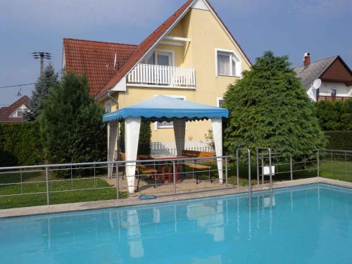 una piscina con gazebo e una casa di Apartments in Felsopahok - Balaton 19019 a Felsőpáhok