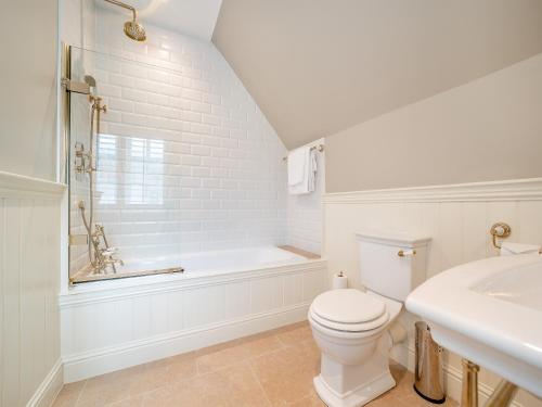 a bathroom with a toilet and a tub and a sink at Lundin Links - Ukc6916 in Turnberry