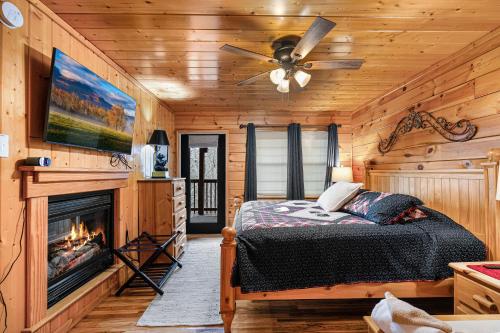 Seaton SpringにあるDrift Away by American Patriot Getawaysのベッドと暖炉のある寝室