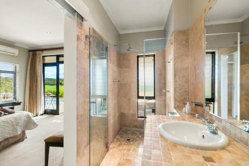 LinksView at Pezula في كنيسنا: حمام مع دش زجاجي ومغسلة