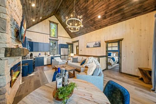 een keuken en een woonkamer met een houten plafond bij Anchors Retreat - Lakefront Getaway for 14 Guests in Sevierville